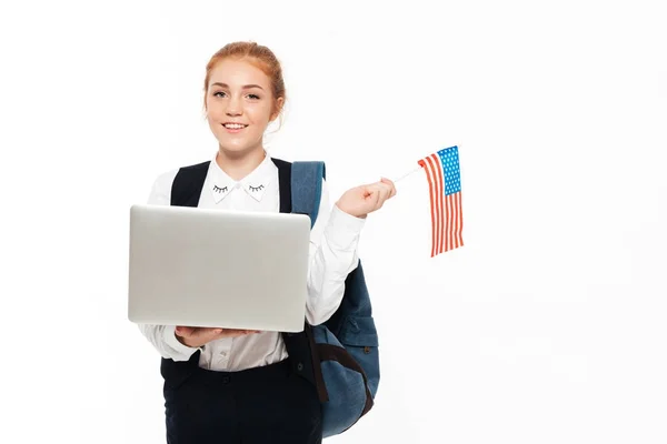 Lächelnde gigner studentin mit rucksack hält laptop computer — Stockfoto