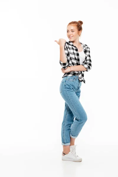 Volledige lengte beeld van vrolijke gember vrouw in hemd — Stockfoto