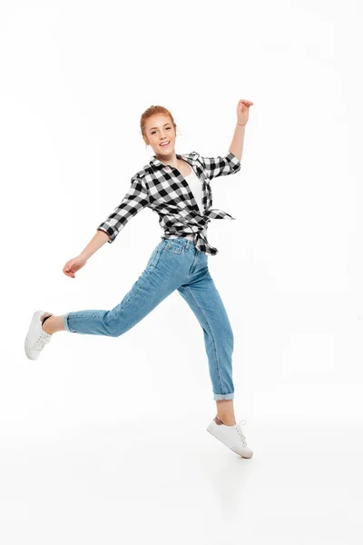 Imagen completa de la mujer jengibre feliz en la camisa — Foto de Stock