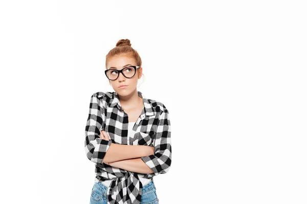 Spokojny zamyślony kobieta imbir w koszuli i okularach — Zdjęcie stockowe