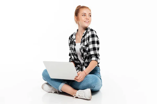 Happy ginger woman in shirt and jeans sitting on floor — Stock Photo, Image