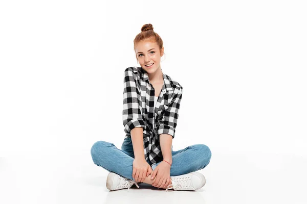 Mujer jengibre alegre en camisa y jeans sentados en el suelo — Foto de Stock