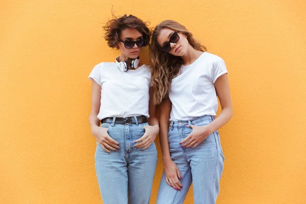 Due attraenti giovani ragazze adolescenti in occhiali da sole in posa — Foto Stock