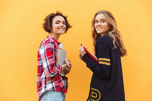 Портрет двух красивых девочек-подростков с книгами — стоковое фото