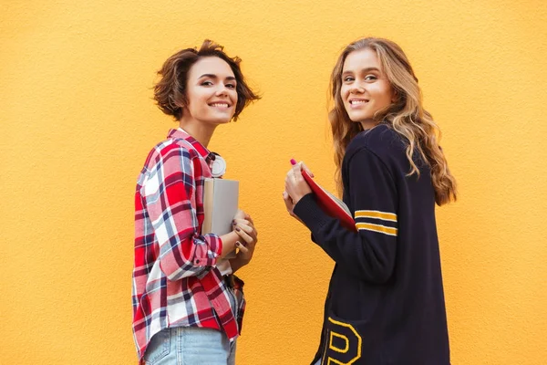 Retrato de dos guapas adolescentes con libros — Foto de Stock