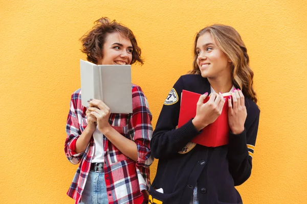 Ritratto di due bella adolescente felice con libri — Foto Stock