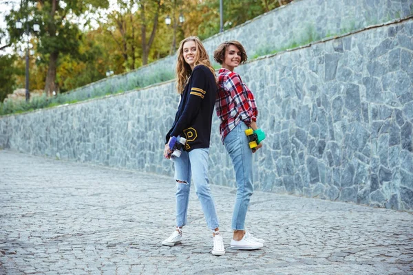 Ritratto completo di due belle ragazze adolescenti sorridenti — Foto Stock