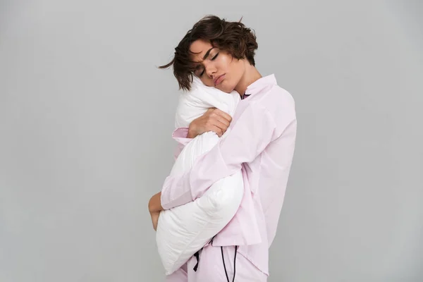 Retrato de una chica cansada en pijama sosteniendo una almohada —  Fotos de Stock