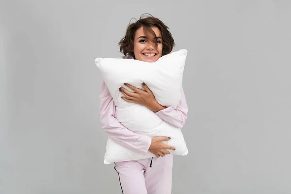 Retrato de una chica sonriente en pijama sosteniendo una almohada —  Fotos de Stock