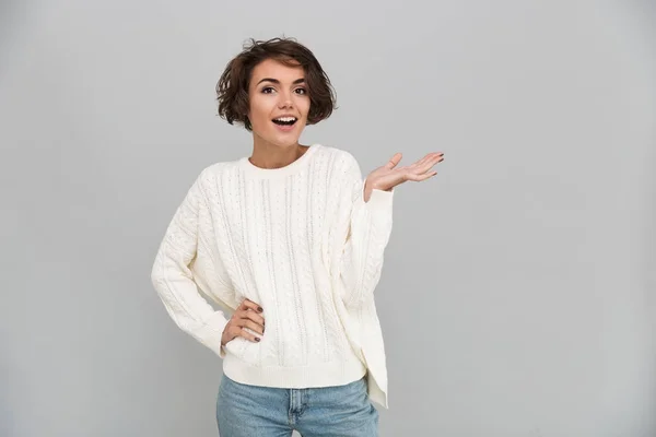 Retrato de una joven chica casual en suéter —  Fotos de Stock