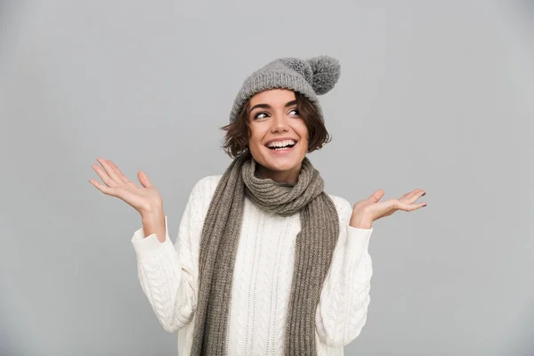 Portret van een lachende meisje in sjaal en muts poseren — Stockfoto
