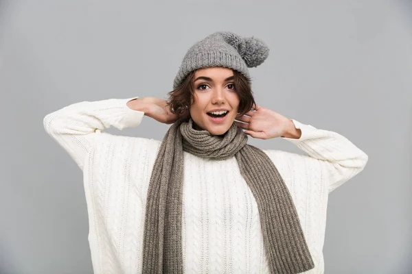 Porträt eines fröhlich aufgeregten Mädchens mit Schal und Hut — Stockfoto