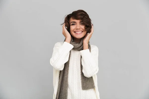 Glücklich junge hübsche Frau mit Schal steht isoliert — Stockfoto