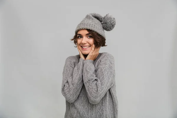 Εύθυμη νεαρή κοπέλα ντυμένη στα πουλόβερ και ζεστό καπέλο — Φωτογραφία Αρχείου
