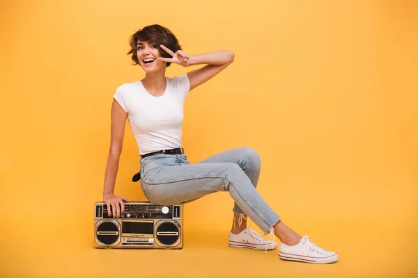 Retrato de una joven alegre sentada tocadiscos — Foto de Stock