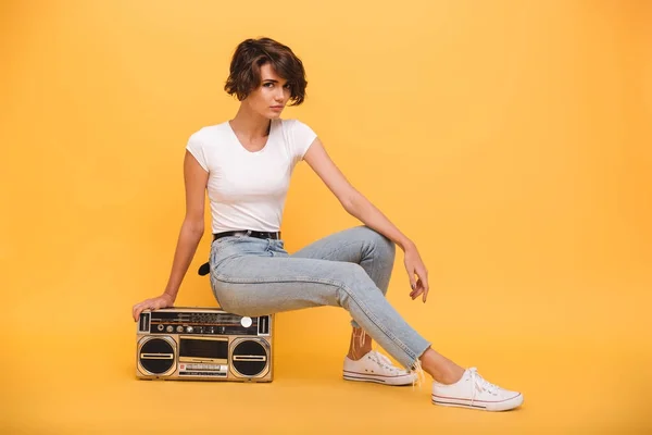 Retrato de una joven atractiva — Foto de Stock