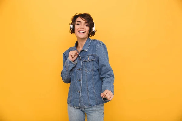 Portrait d'une fille heureuse et positive vêtue d'une veste en denim — Photo