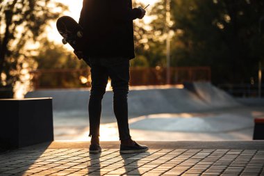 Cep telefonu tutan bir adamın Resim kırpılmış