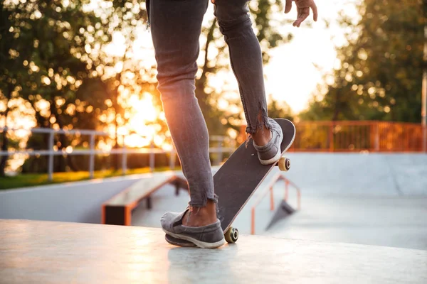 Imagen recortada de un niño patinador practicando — Foto de Stock