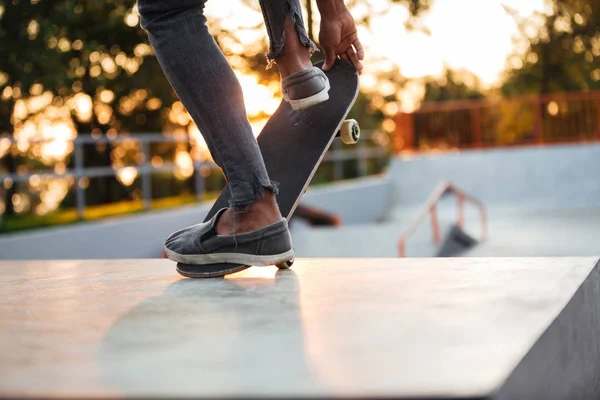 Detailní záběr z mladých mužů skateboardista školení — Stock fotografie