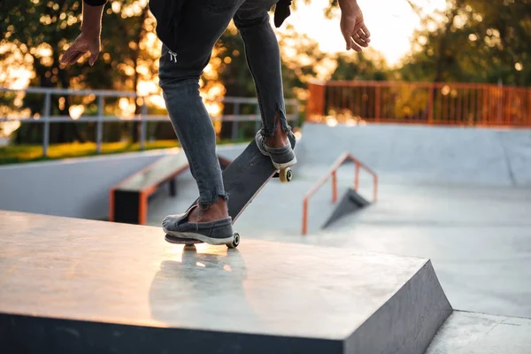 Primo piano di un giovane skateboarder — Foto Stock