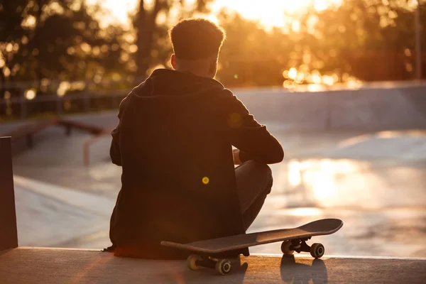 Vista trasera de un adolescente masculino teniendo un descanso — Foto de Stock