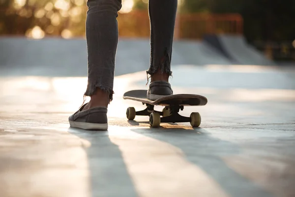 Närbild av skateboardåkare fötter skridskor — Stockfoto
