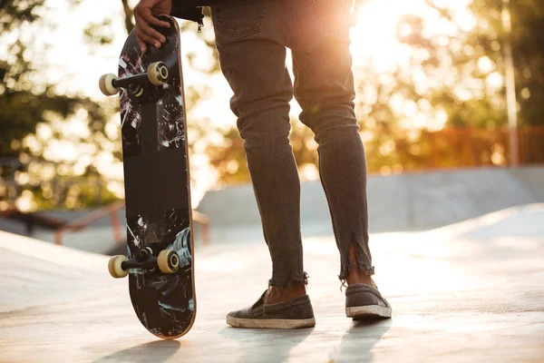 Νεαρός αφρικανική skateboarder — Φωτογραφία Αρχείου