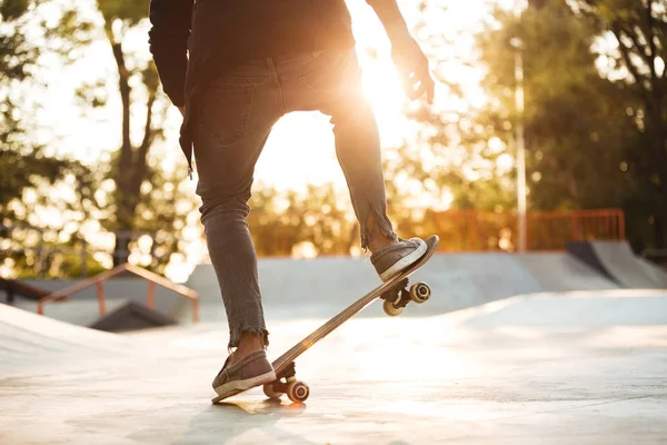 Close up van jonge mannelijke skateboarder opleiding in Skatepark — Stockfoto