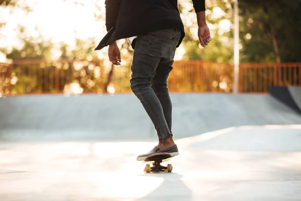 Abgeschnittenes Bild eines jugendlichen Skateboarders in Aktion — Stockfoto
