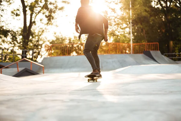 Jonge afro Amerikaans skateboarder schaatsen — Stockfoto