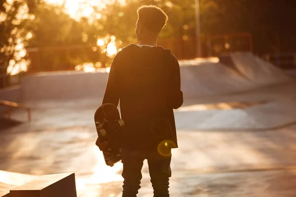 Rückansicht eines jungen afrikanischen männlichen Teenagers mit Kopfhörern — Stockfoto