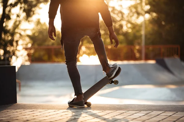 Africký mladík dělá skateboardingu venkovní — Stock fotografie