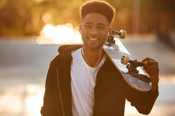 Young skateboarder man holding skateboard — Stock Photo, Image