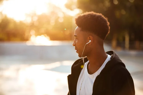 Close up retrato de um jovem africano em fones de ouvido — Fotografia de Stock