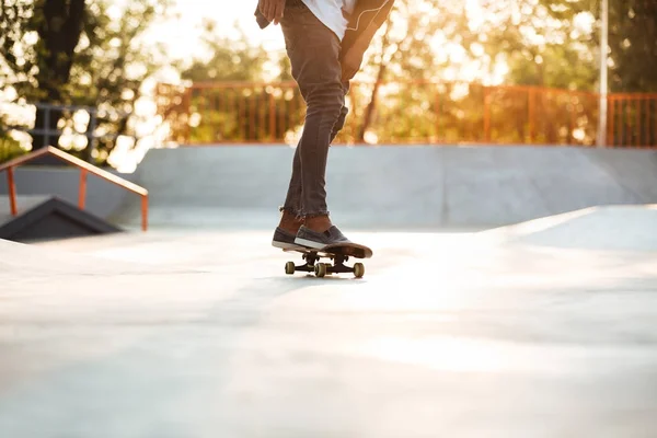 Immagine ritagliata di un giovane adolescente maschio — Foto Stock