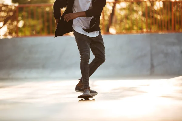 Imagem recortada de um skatista africano patinando — Fotografia de Stock