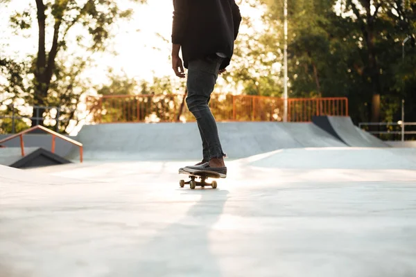 Jonge man skateboarder op skateboard in het city park — Stockfoto