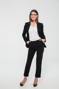 Güzel bir gülümseyen iş kadını tam uzunlukta portresi