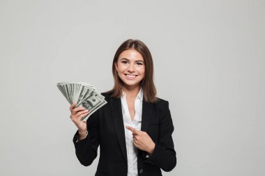 Bir gülümseyen güzel iş kadını kıyafetli portresi