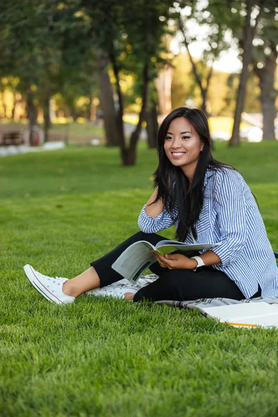 Портрет улыбающейся красивой азиатской студентки — стоковое фото