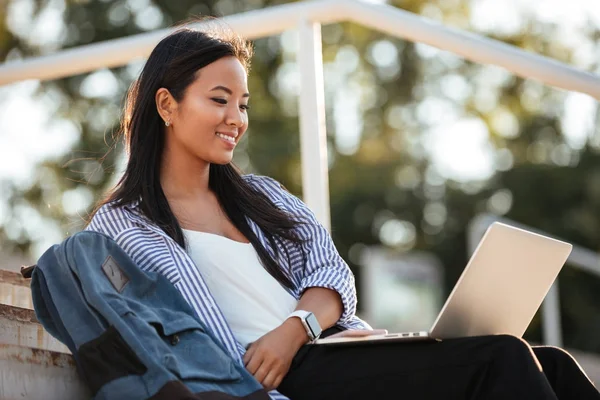 Retrato de um alegre muito asiático estudante feminino — Fotografia de Stock