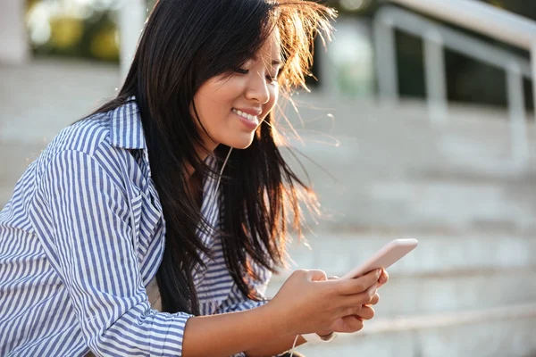 Primer plano retrato de un feliz alegre asiático mujer — Foto de Stock