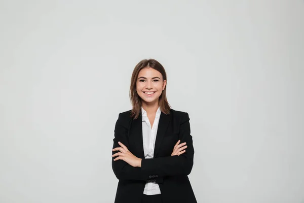 Retrato de feliz bonita mujer de negocios en traje de pie —  Fotos de Stock