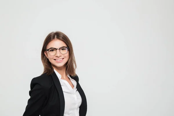 Retrato de una guapa gestora sonriente en gafas —  Fotos de Stock