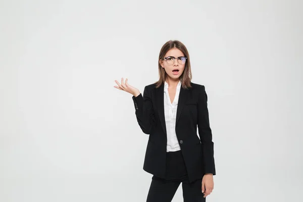 Porträtt av en frustrerad förbryllad affärskvinna i kostym — Stockfoto