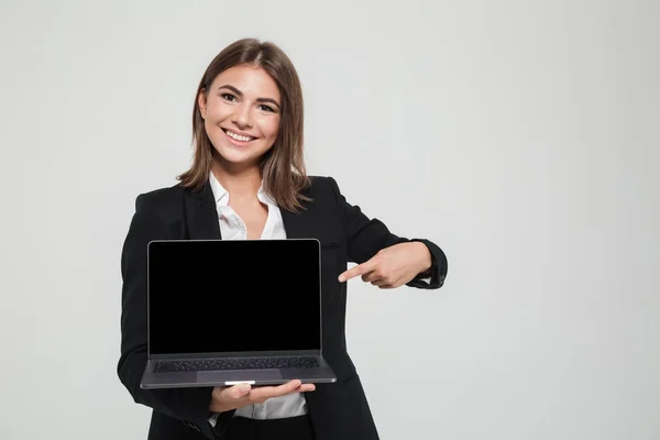 Retrato de una mujer de negocios feliz en traje — Foto de Stock