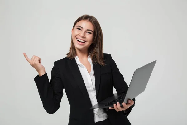 Porträt einer glücklichen optimistischen Geschäftsfrau im Anzug — Stockfoto