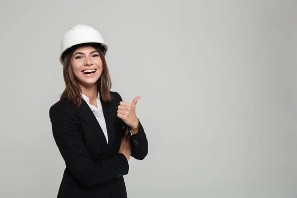 Retrato de una mujer bonita y alegre en traje y sombrero duro —  Fotos de Stock