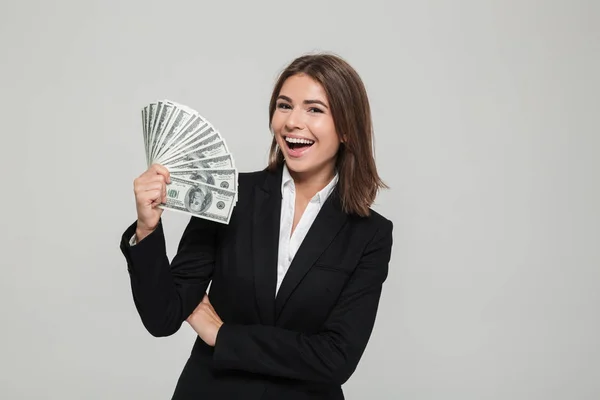 Портрет счастливой веселой деловой женщины в костюме — стоковое фото